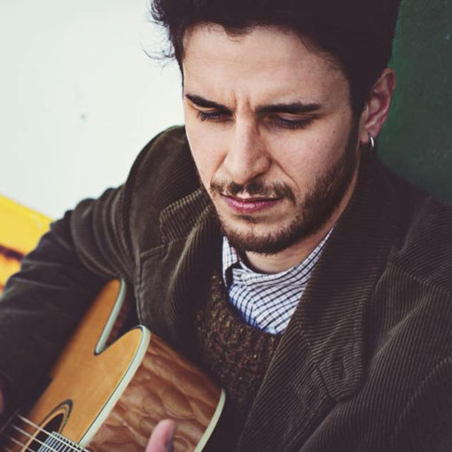 Lorenzo Sbarbati suona una chitarra