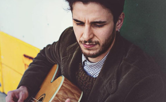 Lorenzo Sbarbati suona una chitarra